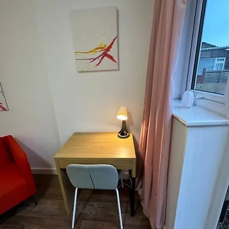 公寓 Garden With Free Parking And Ev