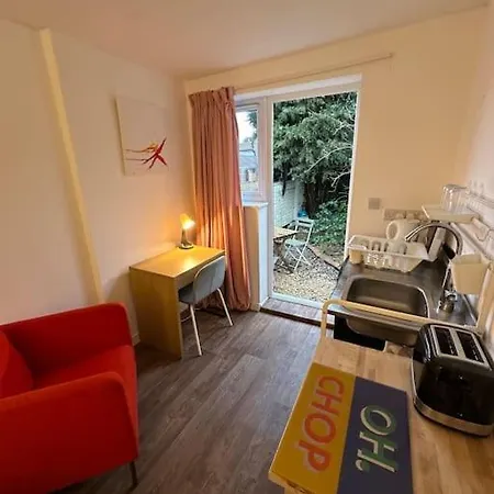 Garden With Free Parking And Ev Bristol