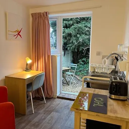 Garden With Free Parking And Ev بريستول