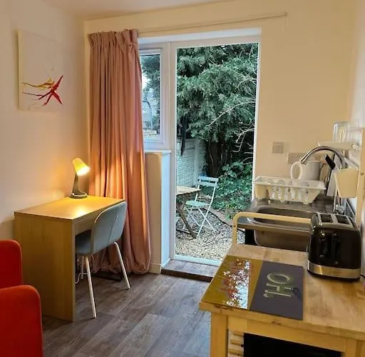 Garden With Free Parking And Ev Bristol